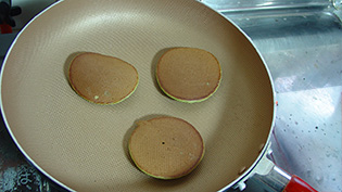 裏面を軽く焼いている