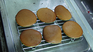 焼き色のついた方を上にして金網にのせて冷ましている