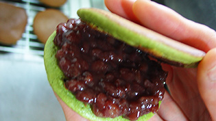 ゆで小豆をのせ、もう一枚の皮ではさんでいる