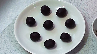小豆あんを8個に丸める