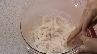 電子レンジから取り出し、水でぬらした竹ベラで滑らかになるまでしっかりと混ぜる