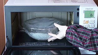 ラップをして、再び600Wの電子レンジに2分かける