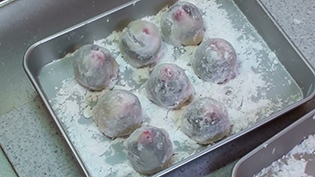 大福を片栗粉を敷いた器に並べる