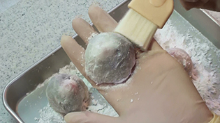 食べる時は余分な粉をハケなどで払う