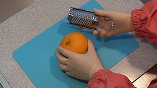 夏ミカンの表皮をチーズおろし器で削る動画