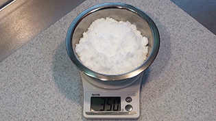 皮の重さの8割の砂糖を計量する