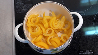 手作りの夏みかんピール:皮を鍋に入れる