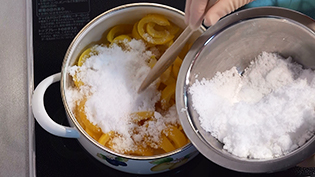 鍋に1回目の砂糖を入れて煮る