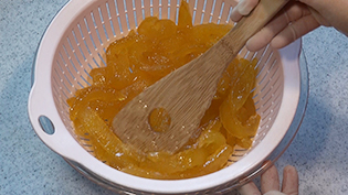動画:蜜を落とし、うちわであおいで冷ます様子