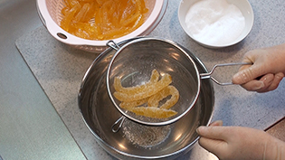 夏みかんでピール作り:余分な砂糖はザルで落とす