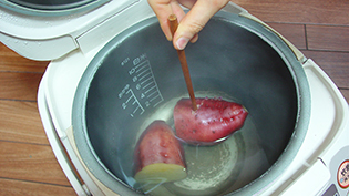 箸を刺して炊け具合を確かめる