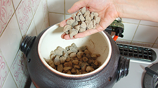 いも太郎で焼く石焼芋の作り方:小石をいも太郎の鍋に敷く