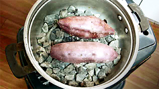 動画:鍋と石で焼いた石焼き芋の様子