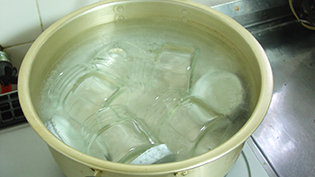 水を張った鍋に瓶とふたを入れ、10分ほど煮沸する