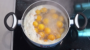 水より米のとぎ汁で3分煮ると苦味が押さえられる