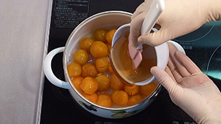 鍋にきんかん、水、蜂蜜を入れて火にかける