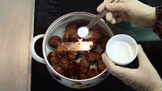 小さじ1杯の重曹を水に入れ栗を煮る