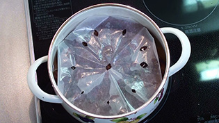 穴を開けたクッキングシートで落し蓋をする