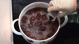 風味付けにブランデーかワインを入れる