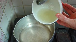鍋に水150ccを入れて加熱し、砂糖を入れて溶かし、火を止めてゼラチンを加え、混ぜながら余熱で溶かしている