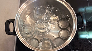 瓶を水から入れて煮沸消毒する