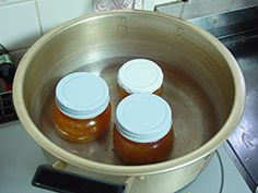 脱気殺菌のやり方:ビンの7〜8分目まで湯を張り、軽くフタをして15分煮沸する