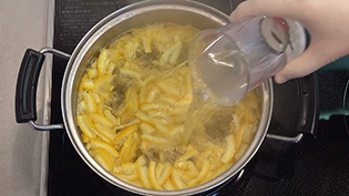 皮をたっぷりの水でゆで、差し水をする