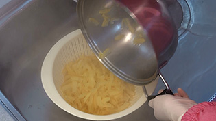 水でもみ洗いして苦味を除く