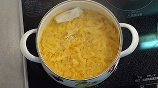 中火にかけ、アクをとりながら10分煮る
