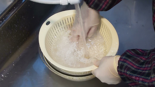 冷めても固くならない小豆おはぎの作り方:餅米とうるち米を一緒にして洗う