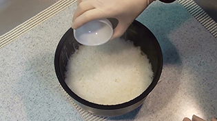 炊き立てのご飯に少量の塩を振る