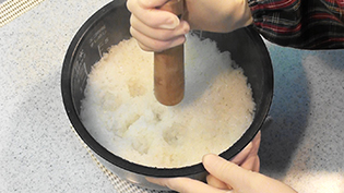 すりこ木でご飯が粒々、もちもちするまで潰す