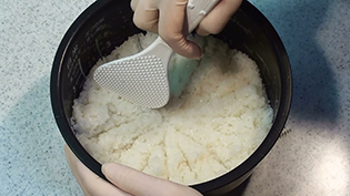 ご飯に16等分にラインをひく