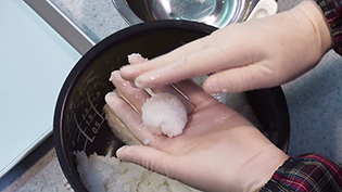 手を水で濡らして餅を丸める