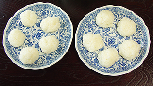 手を水で濡らして餅を10等分に丸める