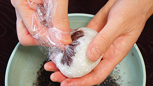 茶巾のようにラップを包んでしぼり、卵型に成形する