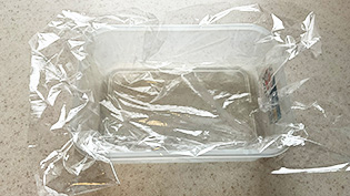 耐熱容器にラップを敷いている