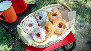 近くの公園でパンドーナツのピクニック