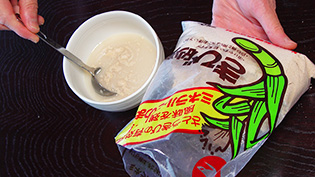 砂糖を入れて混ぜている