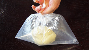 お湯が入らないように、二重にビニール袋に入れている