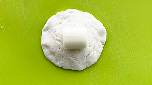 チーズが包めるくらいの大きさまで薄くのばし、チーズを一切れずつ包んで丸める