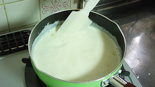鍋に生クリーム、牛乳、はちみつを入れて火にかけているところ
