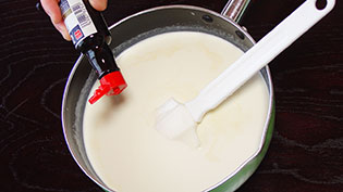 バニラエッセンスとラム酒を入れているところ