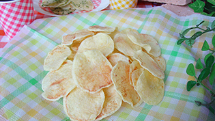 パリパリに乾燥したら、皿に盛り付けて完成