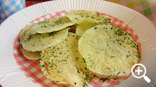 青海苔を降りかけたポテトチップスの写真