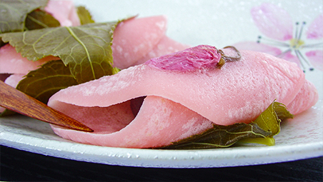 小麦粉と白玉粉で作るクレープ状の関東風桜餅