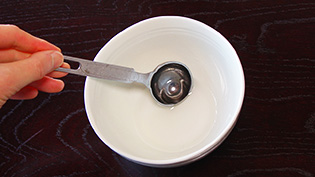 砂糖と水を火にかけて冷まし、手につけるシロップを作っておく