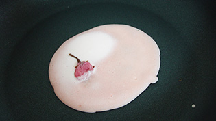 すぐに塩抜きした桜の花を置いている