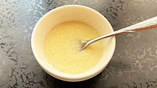 豆乳から大さじ2を浅めの容器に入れ、ゼラチンを加えて軽く混ぜ、5分置いてふやかしている