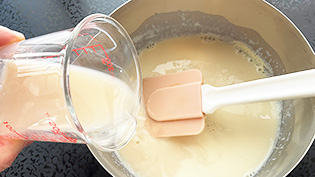 甘酒を加えて混ぜ、粗熱を取っている
